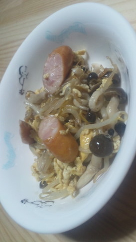 簡単!もやしとシメジとウィンナー炒め
