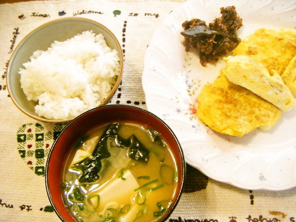 朝ご飯は、お味噌汁と玉子焼の和食の画像