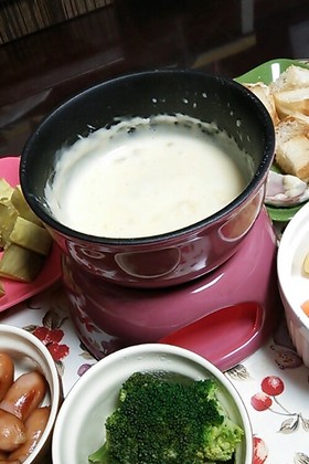 牛乳とピザ用チーズdeチーズフォンデュ