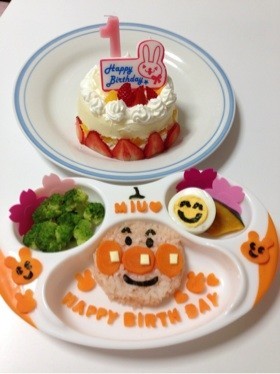 1歳 誕生日ケーキとアンパンマンご飯