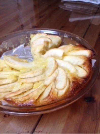 リンゴとサワークリームの焼きケーキの写真