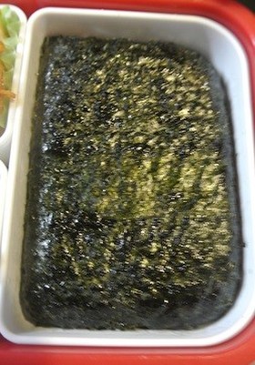お弁当箱に海苔を敷き詰める簡単テクニック
