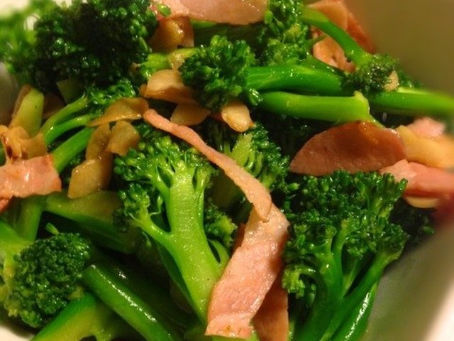 茎ブロッコリとベーコンのニンニク醤油炒め レシピ 作り方 By Khrawchai クックパッド 簡単おいしいみんなのレシピが352万品