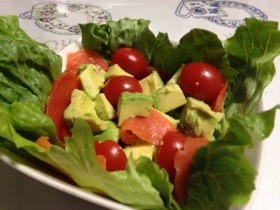 赤と緑の色鮮やかなアボカドサラダ♡の画像