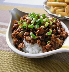 居酒屋で食べたピリ辛ひき肉納豆丼