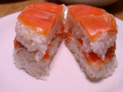 スモークサーモンの押し寿司の写真