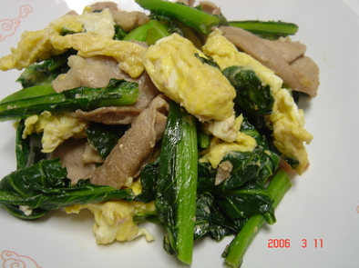 小松菜と豚肉と卵の炒め物の写真
