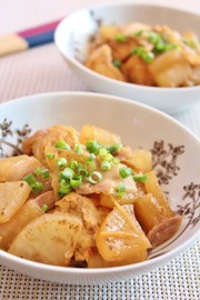 厚揚げ大根と薄切り豚バラの味噌煮の写真