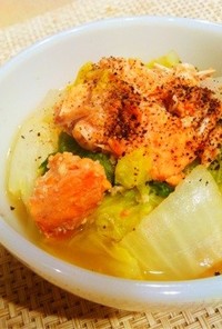 鍋にぶっ込み！白菜と鮭缶のスープ