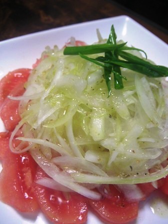 今しか出来ない新玉葱とトマトのサラダ の画像