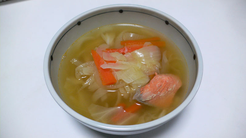 たっぷり野菜と鮭のスープの画像