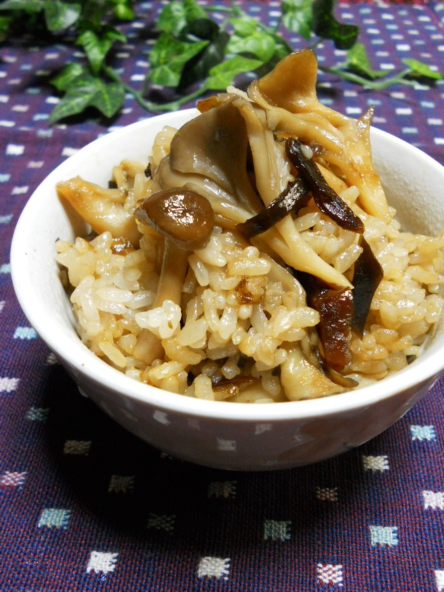 たっぷりきのこと昆布佃煮の炊き込みご飯の画像