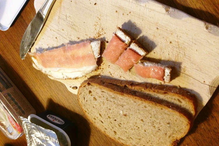 ドイツ風軽食 ライ麦パンにクリチ 生ハム レシピ 作り方 By うかんる り クックパッド 簡単おいしいみんなのレシピが375万品