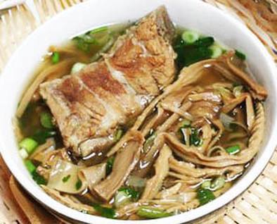 ベトナム風干しタケノコ＆骨付き肉のスープの写真