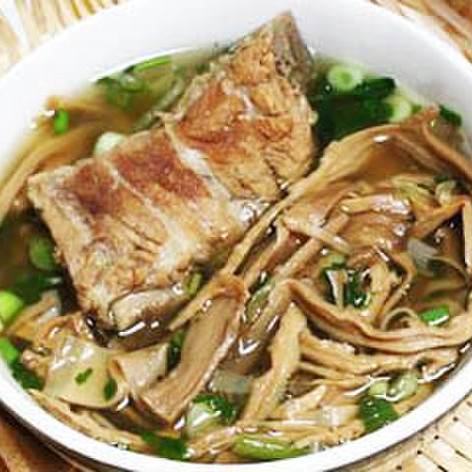 ベトナム風干しタケノコ＆骨付き肉のスープ