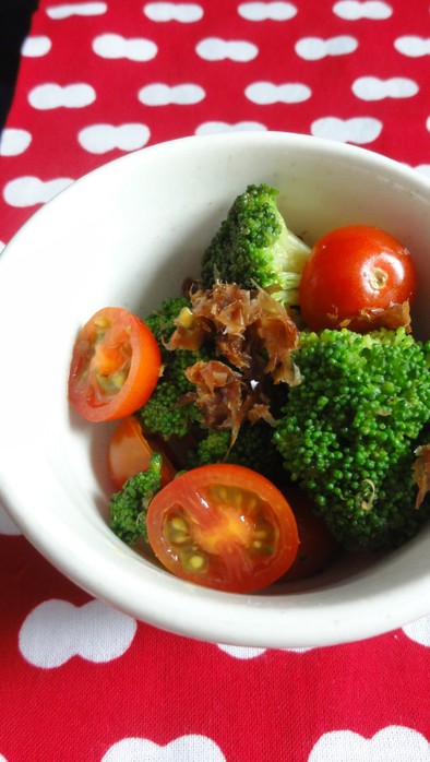 【副菜】ブロッコリーとトマトのおかか和えの写真