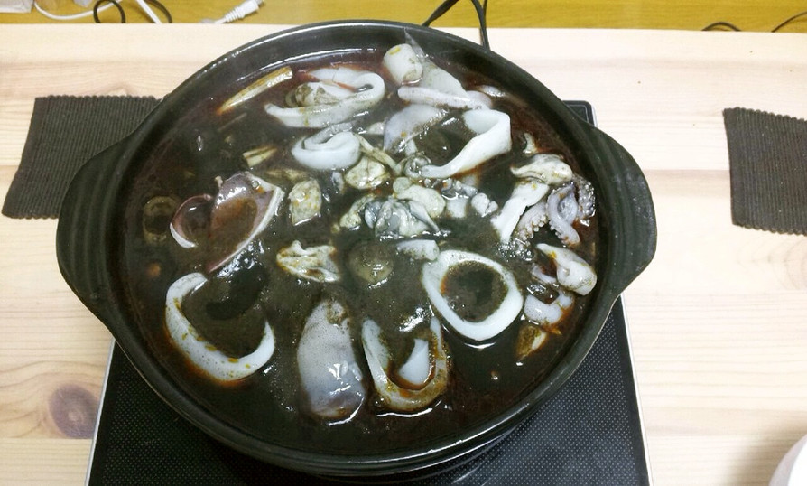 イカスミ鍋の画像