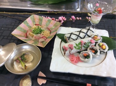 雛祭り春お祝いのロール寿司の写真