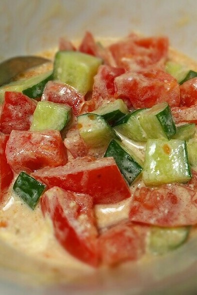 超簡単！トマトときゅうりのキューブサラダの写真