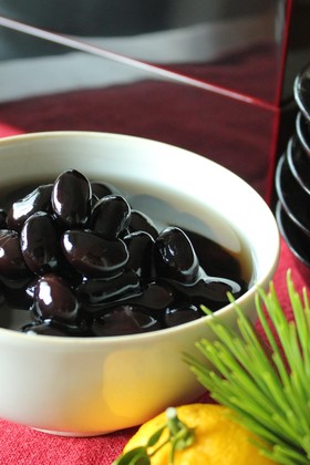 手間をかけてふっくら ” 黒豆煮 "