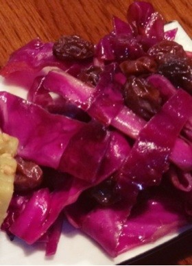 紫キャベツとレーズンのサラダの画像
