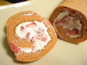 お花見にどうぞ!桜色のロールケーキ