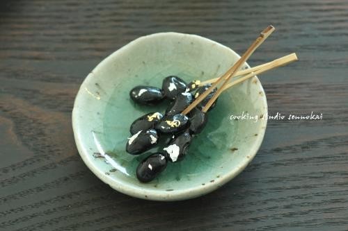 おせち料理☆黒豆の松葉櫛 金箔添え　の画像