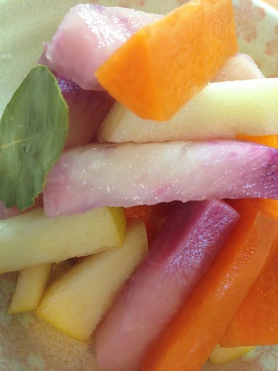 りんごで甘味を♪野菜のピクルスの写真