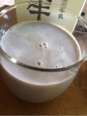おせちの黒豆の煮汁と牛乳でラテの画像