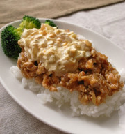 鶏ひき肉で簡単!チキン南蛮風な丼の写真