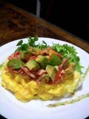 かなりヤバイよアボカドキムチオムレツ丼の写真