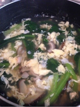玉子、小松菜、椎茸のスープの画像
