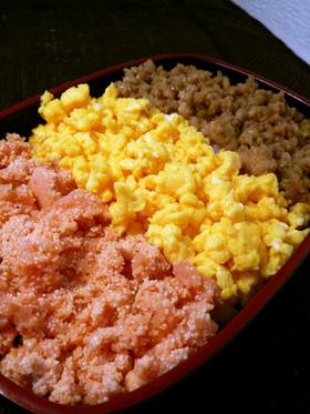 母の三色そぼろ弁当