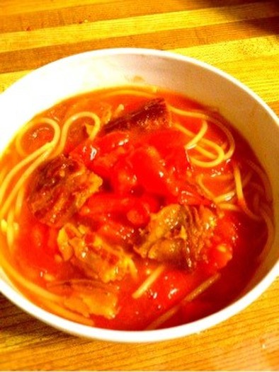 料理男子のトマトスープスパゲティの写真