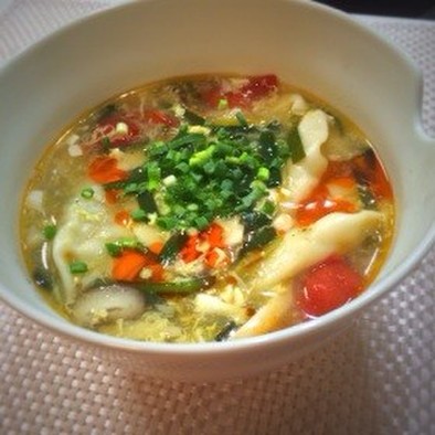 酸辣湯（サンラータン）でスープ餃子の写真