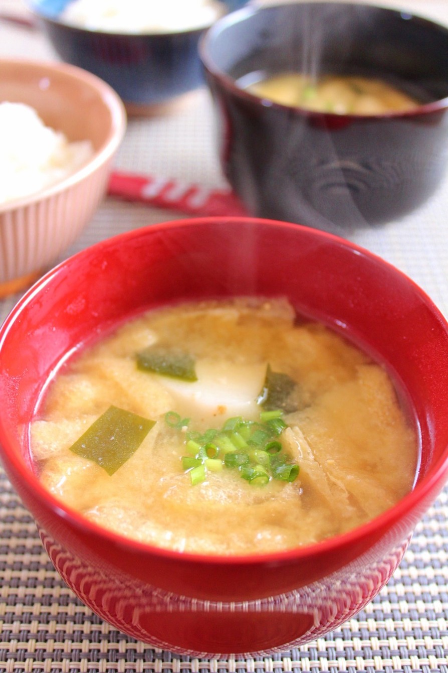 里芋とワカメのお味噌汁の画像