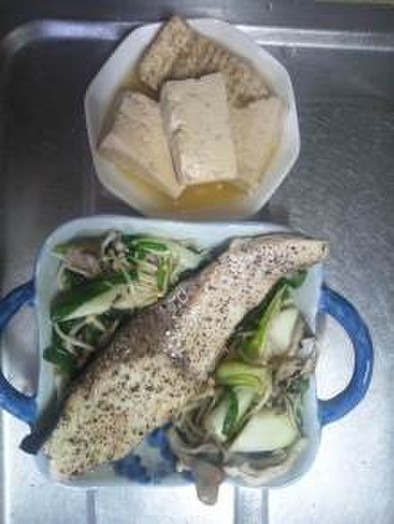 １１月２０日晩飯【煮豆腐とブリの塩焼き】の写真