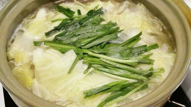 鶏肉とキャベツの鶏ガラニンニク鍋 レシピ 作り方 By ゆまえもん クックパッド 簡単おいしいみんなのレシピが350万品