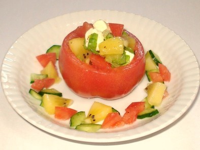 トマトとゴールドキウイのサラダの写真