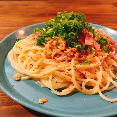 納豆とカリカリベーコンのスパゲティパスタの写真