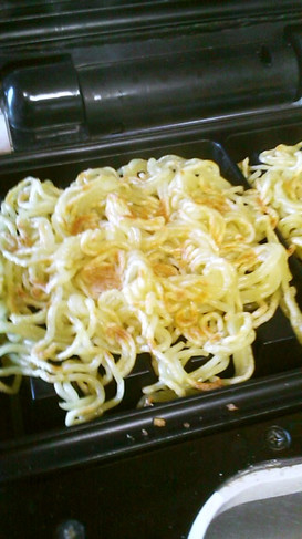 ワッフルメーカーで焼きそば麺を焼いてみる