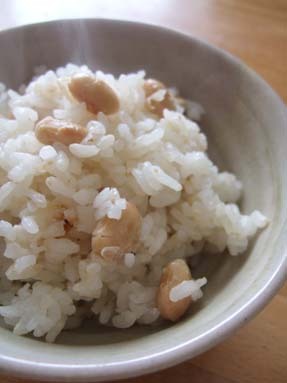 ほんのり塩味　大豆のご飯の画像