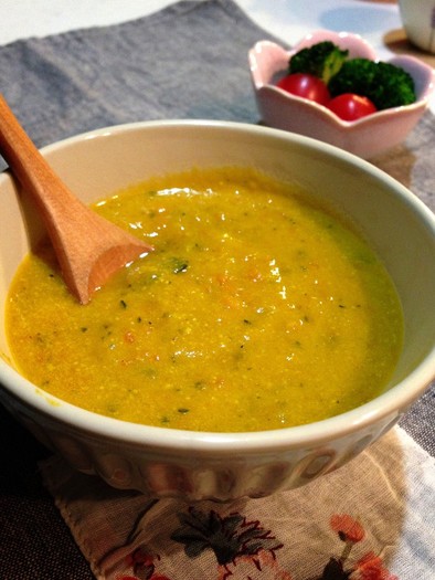 緑黄色野菜と豆乳のスープの写真