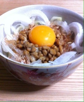 玉ねぎ かつお節 納豆卵の画像