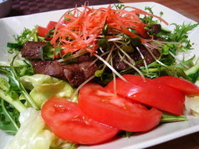 牛ステーキのサラダ仕立て　バルサミコ風味の写真