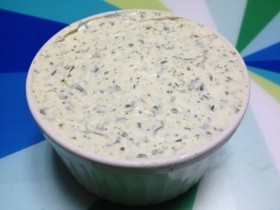 混ぜるだけ♪ハーブたっぷりクリームチーズ
