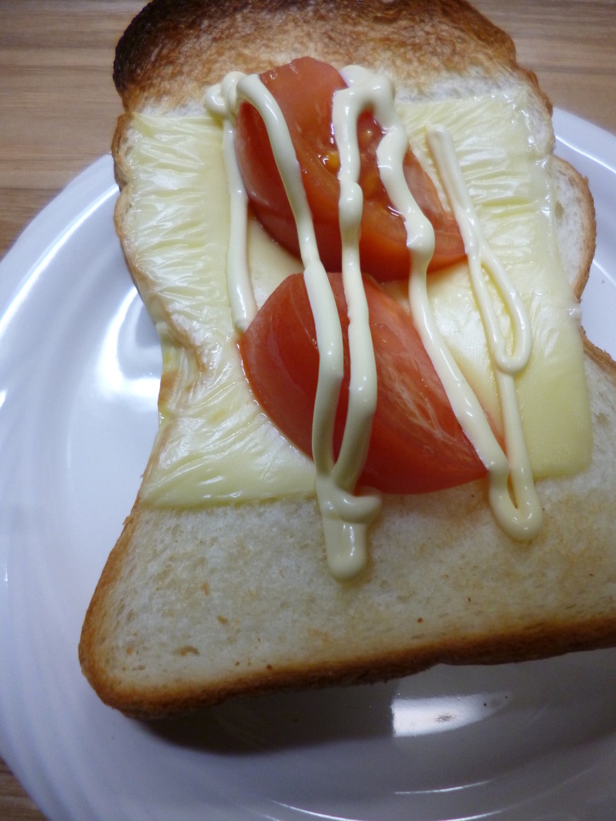 チーズとフレッシュトマトのトーストの画像