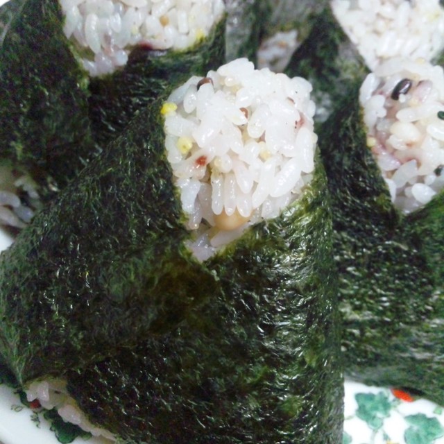 お茶漬けの素でおにぎり作ると美味しいよ レシピ 作り方 By あかね クックパッド 簡単おいしいみんなのレシピが350万品