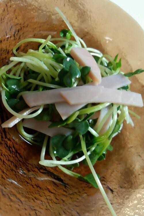 ハムと貝割れの簡単彩りサラダ…☆の画像