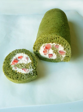 抹茶と苺のクリームチーズロールケーキ